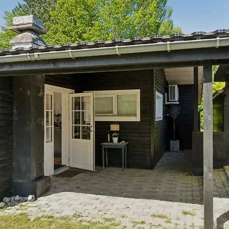 Lovely Secluded In Semesterbostad Dronningmølle
