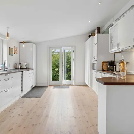 Lovely Secluded In Semesterbostad Dronningmølle