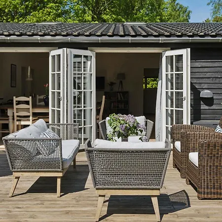 Lovely Secluded In Semesterbostad Dronningmølle